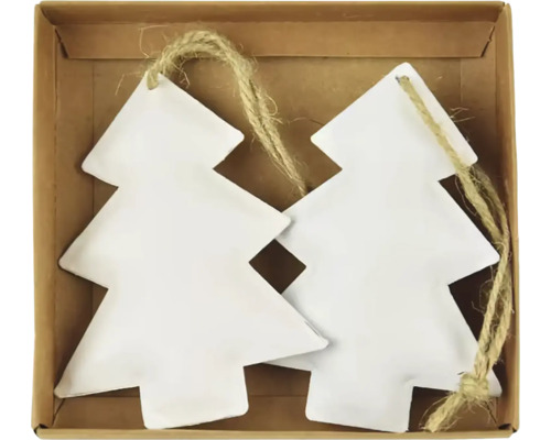 Dva bílé přívěsky ve tvaru vánočního stromku s provázkem v kartonové krabici