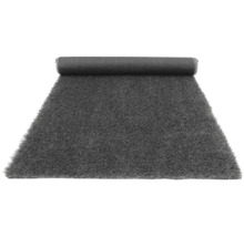 Částečně srolovaný šedý umělý trávník