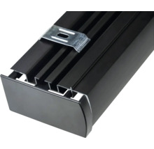 Černá žaluzie s upevněním