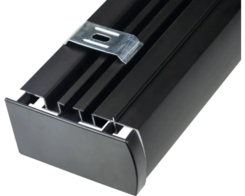 Černá žaluzie s upevněním