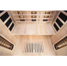 Interiér sauny s dřevěnými stěnami a infračervenými zářiči