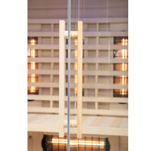 Detail skleněných dveří sauny s dřevěnými madly