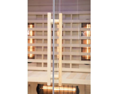 Detail skleněných dveří sauny s dřevěnými madly