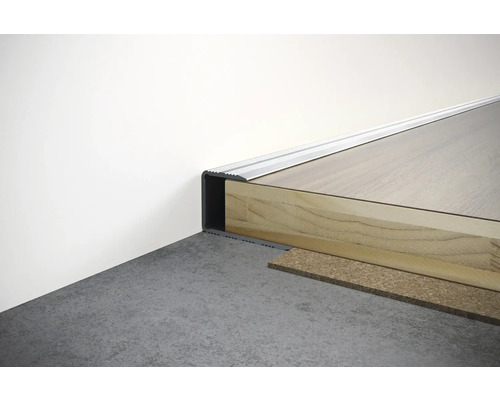 Detail schodišťové hrany s laminátem, izolací a přechodovým profilem