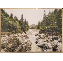 Zarámovaný obraz říční krajiny se skalami a stromy