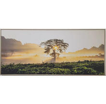 Zarámovaný nástěnný obraz s motivem krajiny: strom před horskou krajinou v mlze