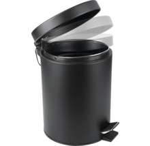 Černý pedálový koš s otevřeným víkem.