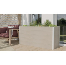 Vyvýšený záhon z dřevoplastu s rostlinami na terase