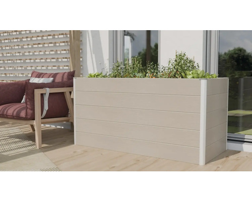 Vyvýšený záhon z dřevoplastu s rostlinami na terase