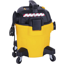 Žlutý vysavač na mokré a suché vysávání s kolečky a černým kabelem.