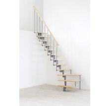 Dřevěné schodiště s kovovým zábradlím ve světlé místnosti