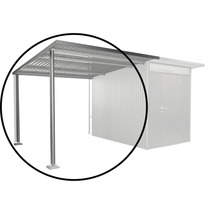 Kovový přístřešek pro auto se sloupy a střechou vedle zahradního domku