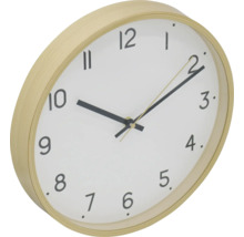 Nástěnné hodiny se světlým dřevěným rámem a ciferníkem