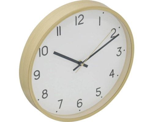 Nástěnné hodiny se světlým dřevěným rámem a ciferníkem