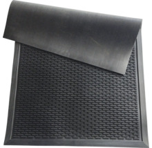 Černá gumová rohož s drenážními otvory a žebrovaným povrchem