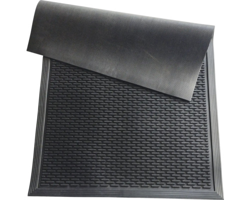 Černá gumová rohož s drenážními otvory a žebrovaným povrchem