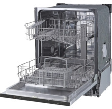 Otevřená myčka nádobí s koši na nádobí