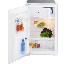 Otevřená bílá lednice plná potravin