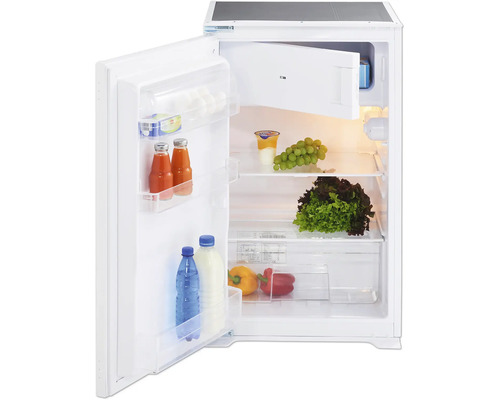 Otevřená bílá lednice plná potravin