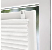 Detail bílé plisované žaluzie na okně