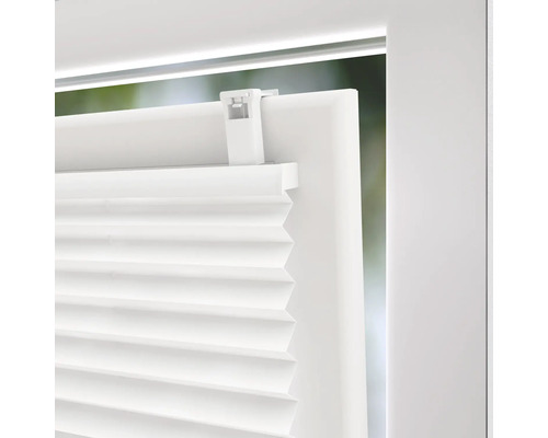 Detail bílé plisované žaluzie na okně