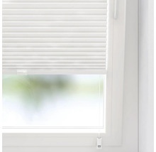 Bílá skládaná žaluzie na okně pro regulaci světla