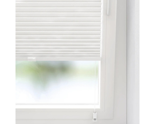 Bílá skládaná žaluzie na okně pro regulaci světla