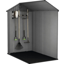 Zahradní kůlna se zahradním nářadím, jako jsou rýče, hrábě a motyky