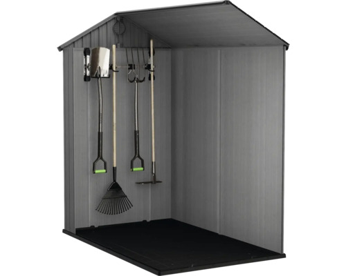 Zahradní kůlna se zahradním nářadím, jako jsou rýče, hrábě a motyky