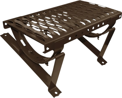 Kovový schod s protiskluzovým povrchem