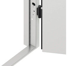 Detail interiérových dveří s rámem, kováním a podlahovou lištou