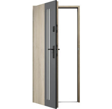 Otevřené vchodové dveře s dřevěnými a kovovými prvky