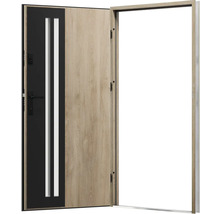 Otevřené vchodové dveře s dřevěným vzorem a černými akcenty