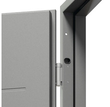 Detail ocelové zárubně s dveřním křídlem a závěsem