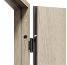 Detailní pohled na dřevěné dveře s rámem a černým pantem