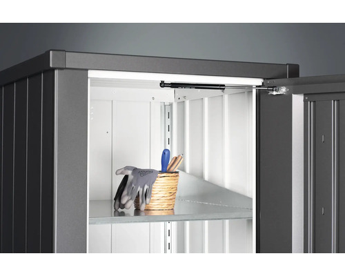 Otevřená zahradní skříň s policí a zahradním nářadím