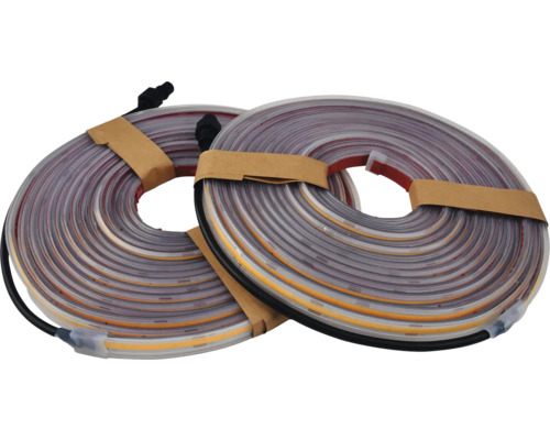 Dvě role LED pásků s připojovacím kabelem.