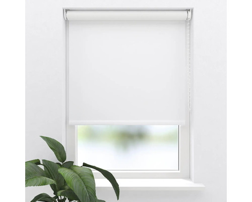 Bílá roleta v okně s bočním řetízkovým pohonem