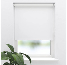 Okno s bílou roletou a řetízkovým ovládáním