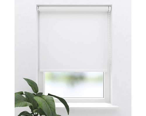 Okno s bílou roletou a řetízkovým ovládáním