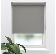 Šedá roleta v okně s řetízkovým ovládáním