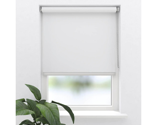 Okno s namontovanou roletou pro vnitřní použití