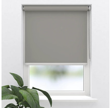 Šedá roleta v okně s ovládacím řetízkem