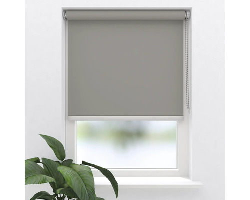 Šedá roleta v okně s ovládacím řetízkem