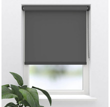 Šedá roleta v okně