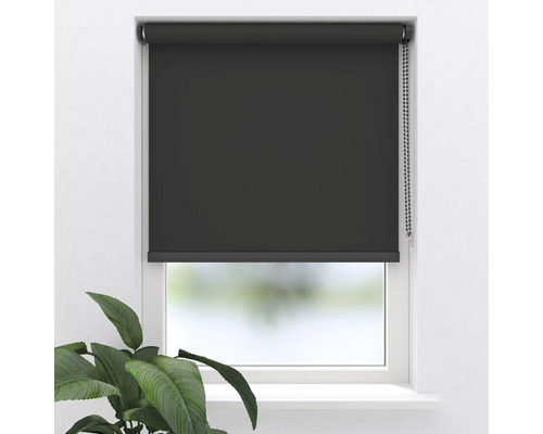 Černá roleta před oknem