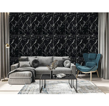 Obývací pokoj s dlaždicemi se vzhledem mramoru, pohovkou a křeslem