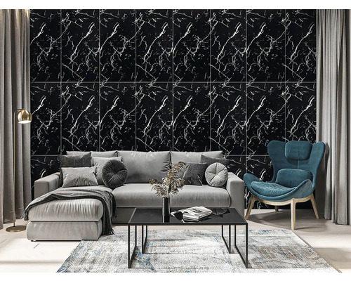 Samolepící panel Mramor Nero Marquina 60 x 30 cm balení 6 ks Obývací pokoj s dlaždicemi se vzhledem mramoru, pohovkou a křeslem