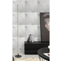 Stojací lampa v moderním obývacím pokoji s nábytkem