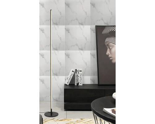 Samolepící panel Mramor Statuario Venato 60 x 30 cm balení 6 ks Stojací lampa v moderním obývacím pokoji s nábytkem